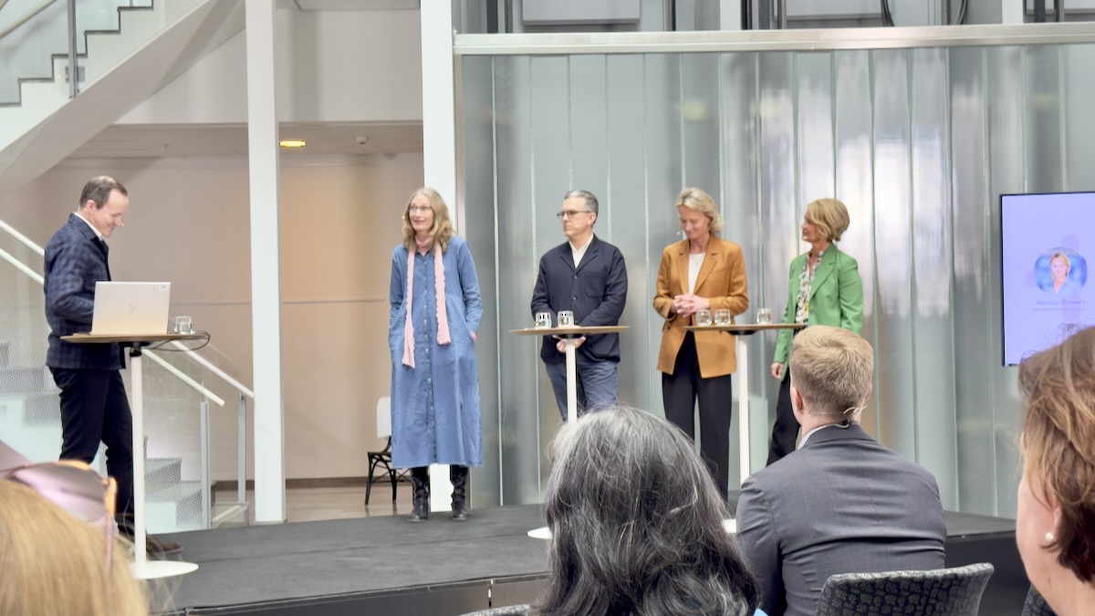 Personer på bilden: Moderator - Mattias Munder - Skandia. Panelen från vänster Bodil Umegård - SKR, John Mellkvist Pluskommissionen, Pernilla Oldmark - Axel Johnson AB Marie Thorslund - KIMM. 